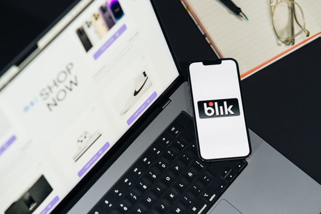 Laptop i smartfon z widokiem sklepów internetowych podczas zakupów online