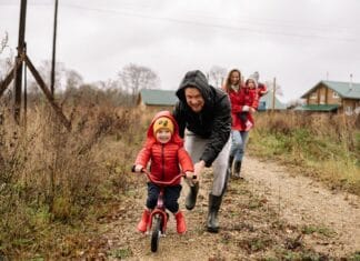Czy szlaki rowerowe wokół Poznania są bezpieczne dla rodzin z dziećmi Rodzina uczy dziecko jazdy na rowerze podczas jesiennego spaceru