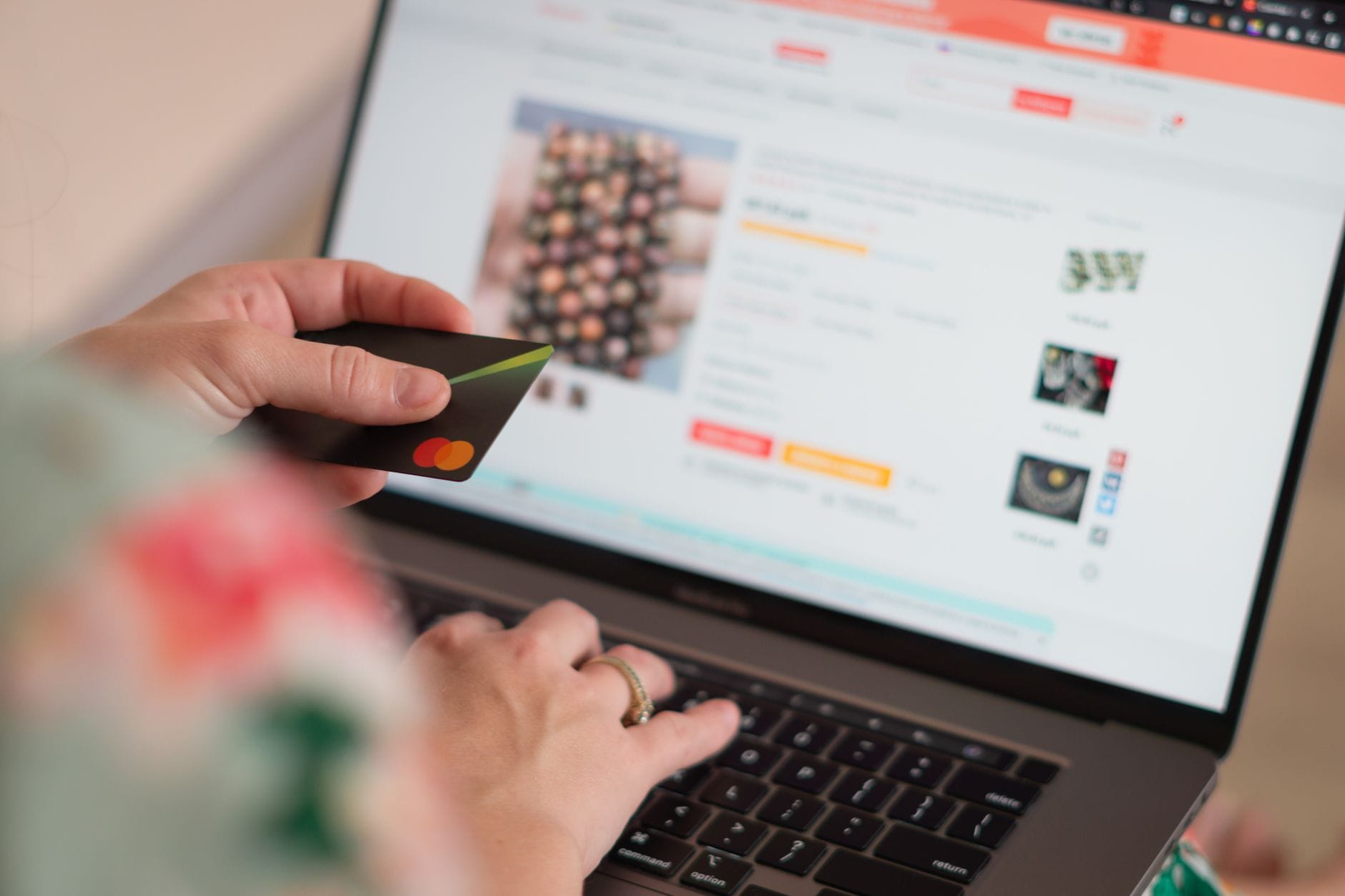 Zakupy online na laptopie z użyciem karty kredytowej