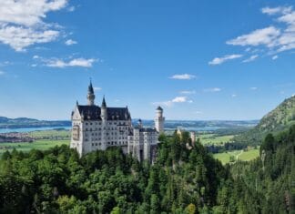 Zamek Neuschwanstein wśród zieleni w ujęciu z lotu ptaka