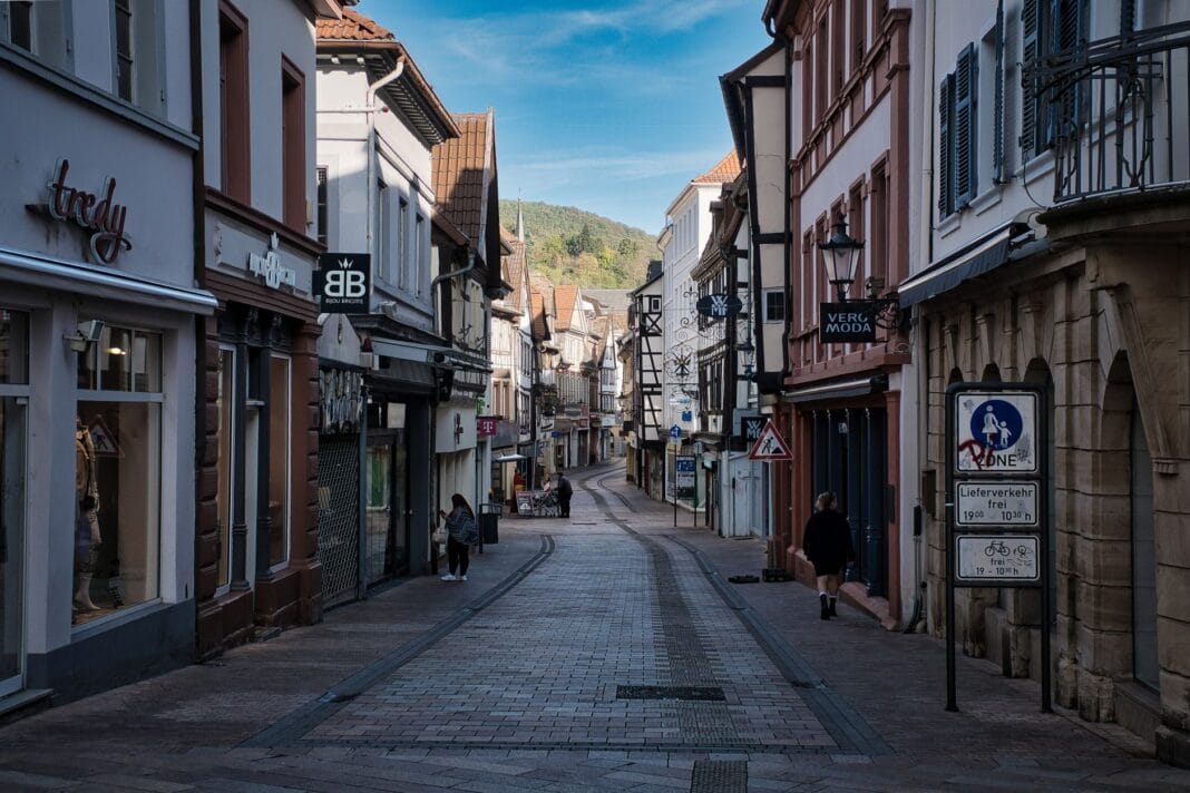 Urokliwa ulica w Neustadt w Niemczech z zabytkowymi kamienicami i sklepami Urokliwa ulica w Neustadt w Niemczech z zabytkowymi kamienicami i sklepami