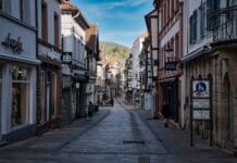 Urokliwa ulica w Neustadt w Niemczech z zabytkowymi kamienicami i sklepami