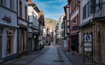 Urokliwa ulica w Neustadt w Niemczech z zabytkowymi kamienicami i sklepami
